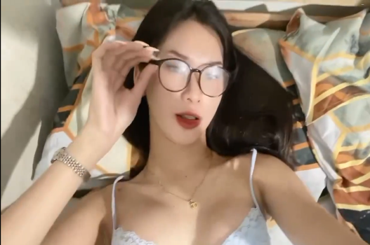 Xinh vú to còn gì để chê